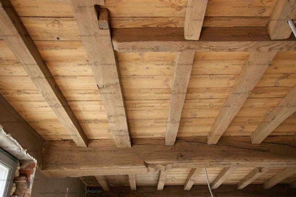 houten plafond met balken zandstralen of luchtgommen